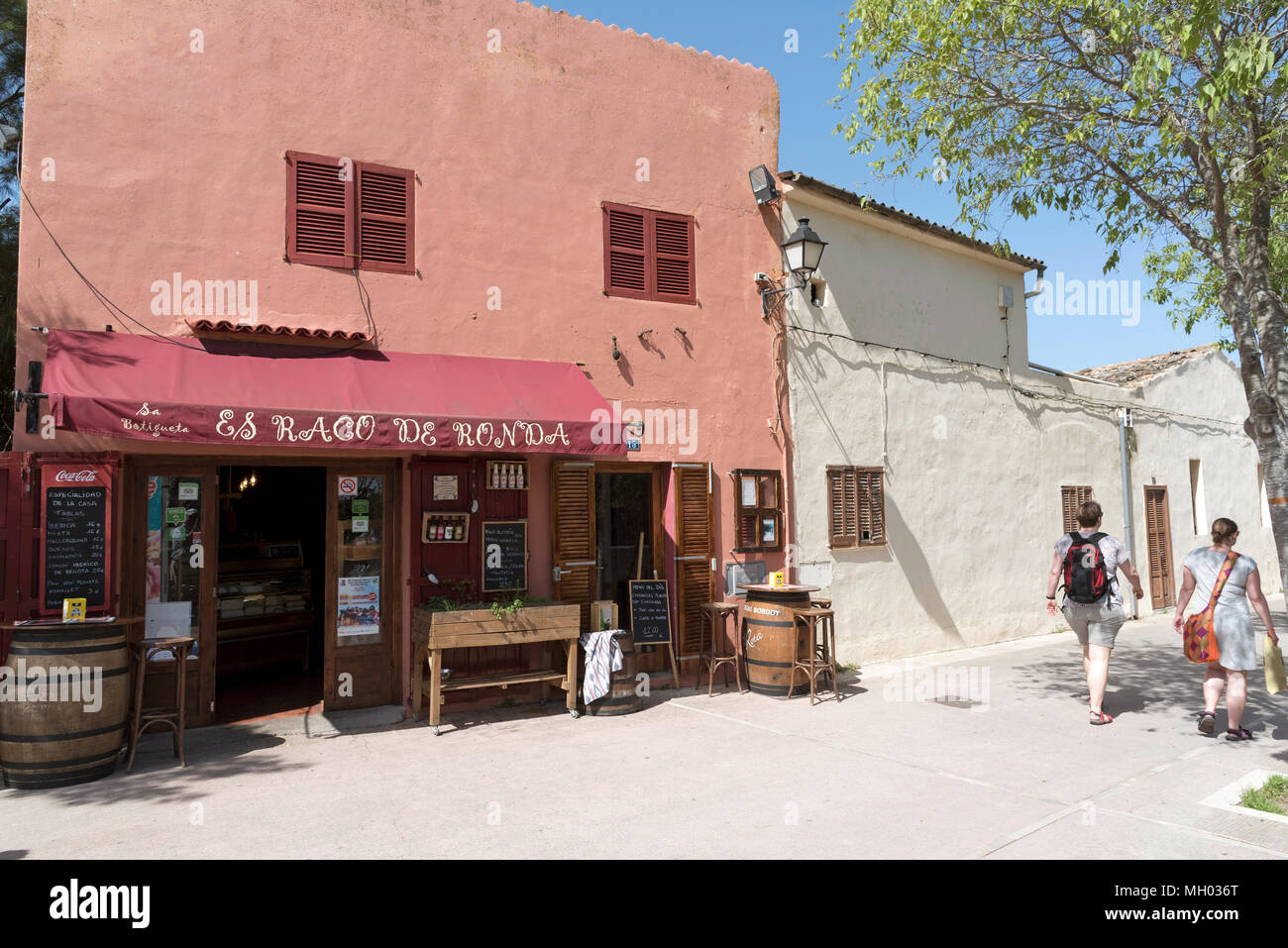 Alcudia, Mallorca, Balearen, Spanien. 2018. Restaurant innerhalb der mittelalterlichen Mauer im Bereich der Alcudia Altstadt Stockfoto