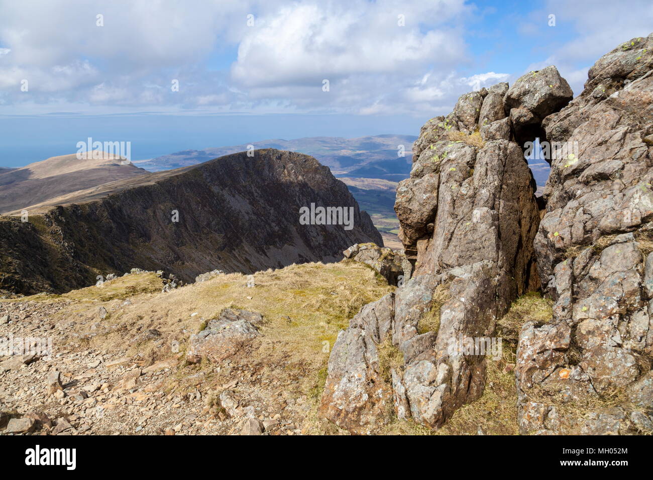Eine Entfernung der Stege über die Gipfel des Cyfrwy und Tyrrau Mawr von knapp unter dem Gipfel des Cadair Idris, Snowdonia Stockfoto