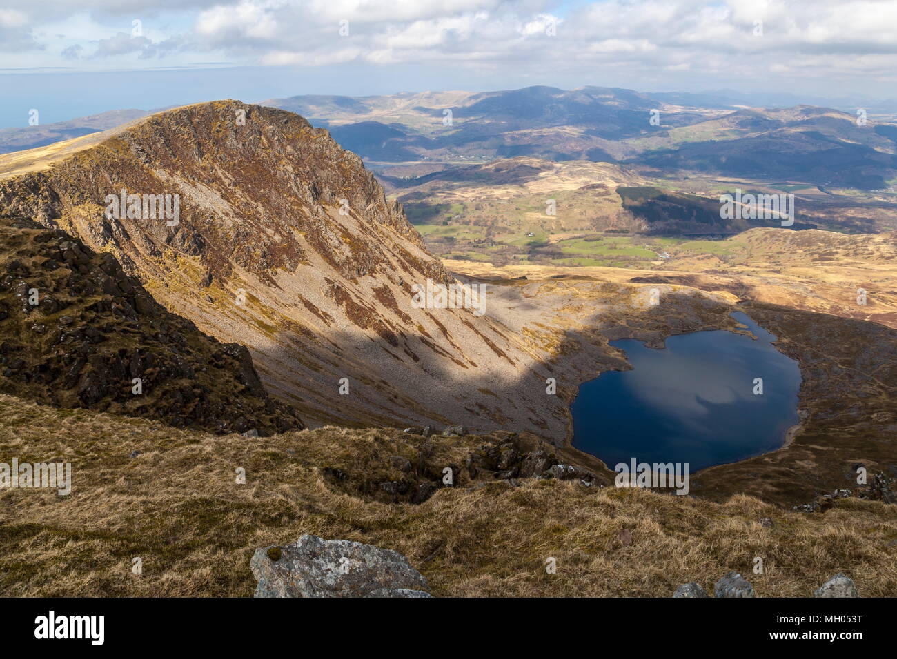 Vom Gipfel des Cadair Idris Suche ist der See von Llyn Y Gadair mit dem Gipfel des Cyfrwy auf der linken Seite. Stockfoto