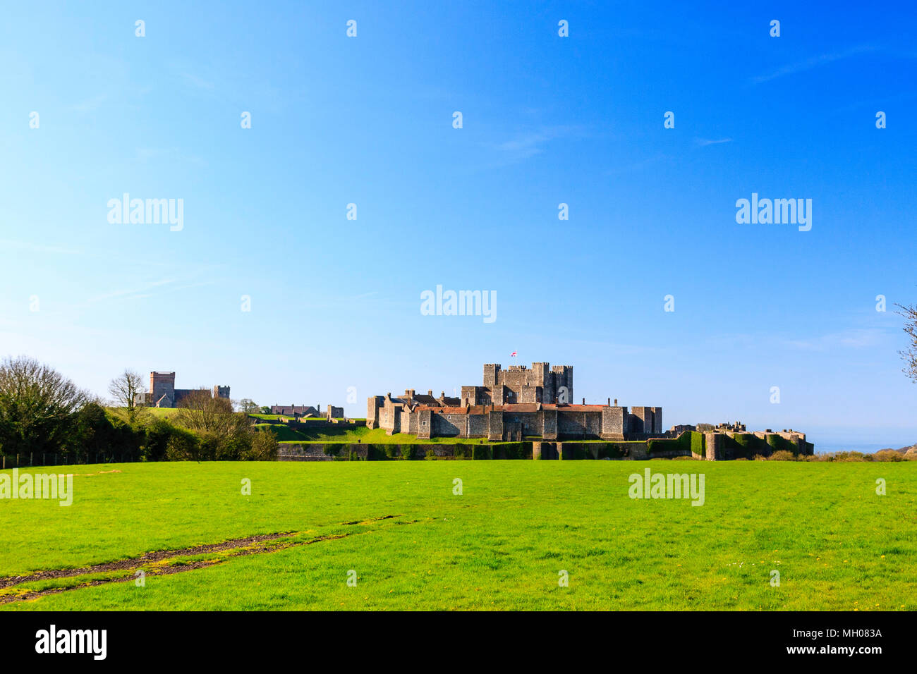 Dover Castle, England. Fernblick über die äußeren Mauern, inneren Bastion Türme und Mauern und die wichtigsten halten, der große Turm. Blue Sky. Stockfoto