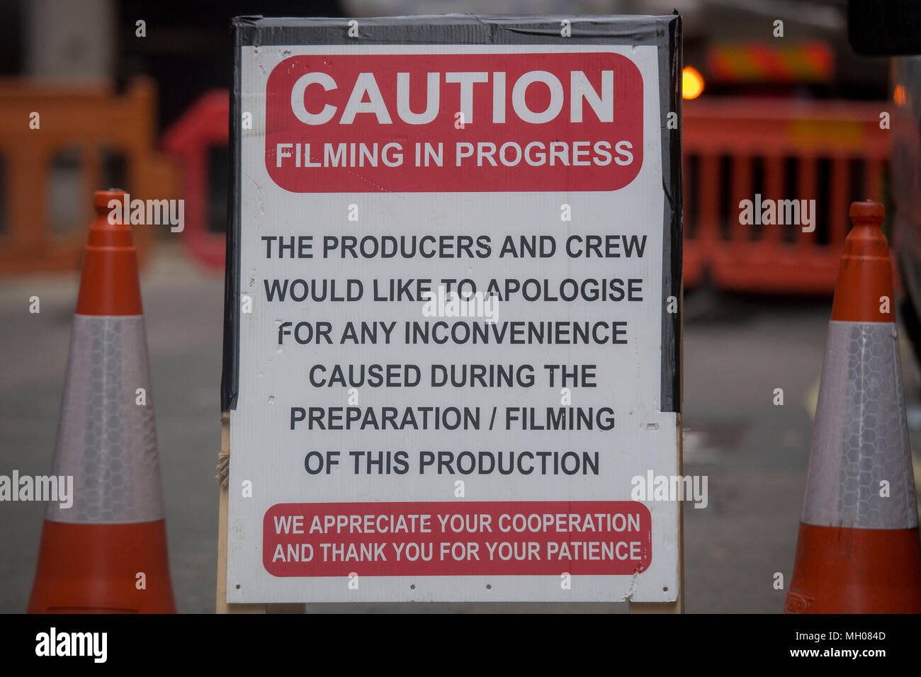 Allgemeine Ansicht von Straßensperrungen für eine Filmproduktion Cornhill in der City von London. Stockfoto