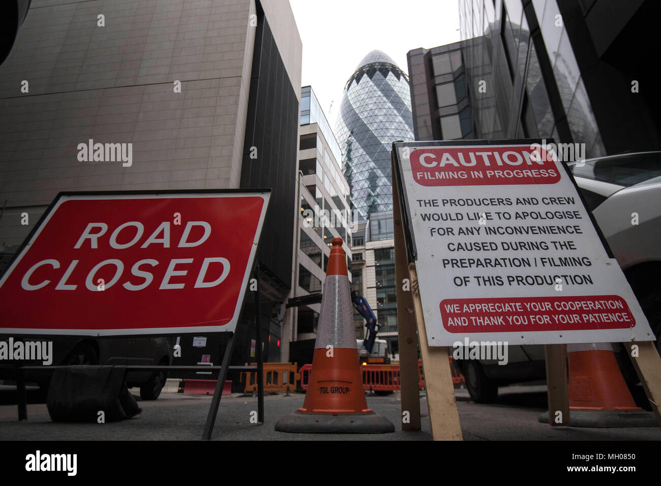 Allgemeine Ansicht von Straßensperrungen für eine Filmproduktion Cornhill in der City von London. Stockfoto