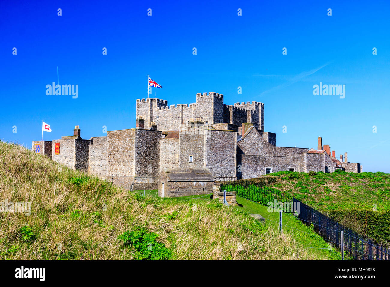 Dover Castle, England. Blick von der äußeren Burgmauer der inneren Bastion Mauern und Türme mit der Große Turm, halten. Union Jack Flagge. Stockfoto