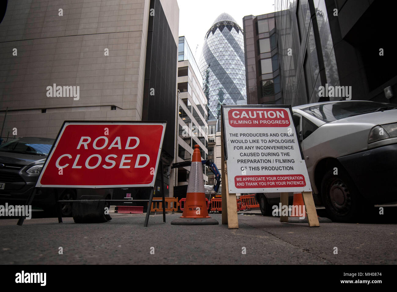 Allgemeine Ansicht von Straßensperrungen für eine Filmproduktion Cornhill in der City von London. Stockfoto