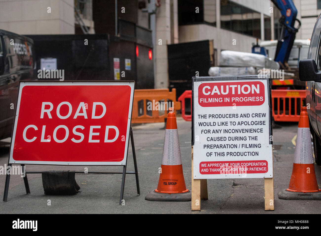 Allgemeine Ansicht von Straßensperrungen für eine Filmproduktion Cornhill in der City von London. Stockfoto