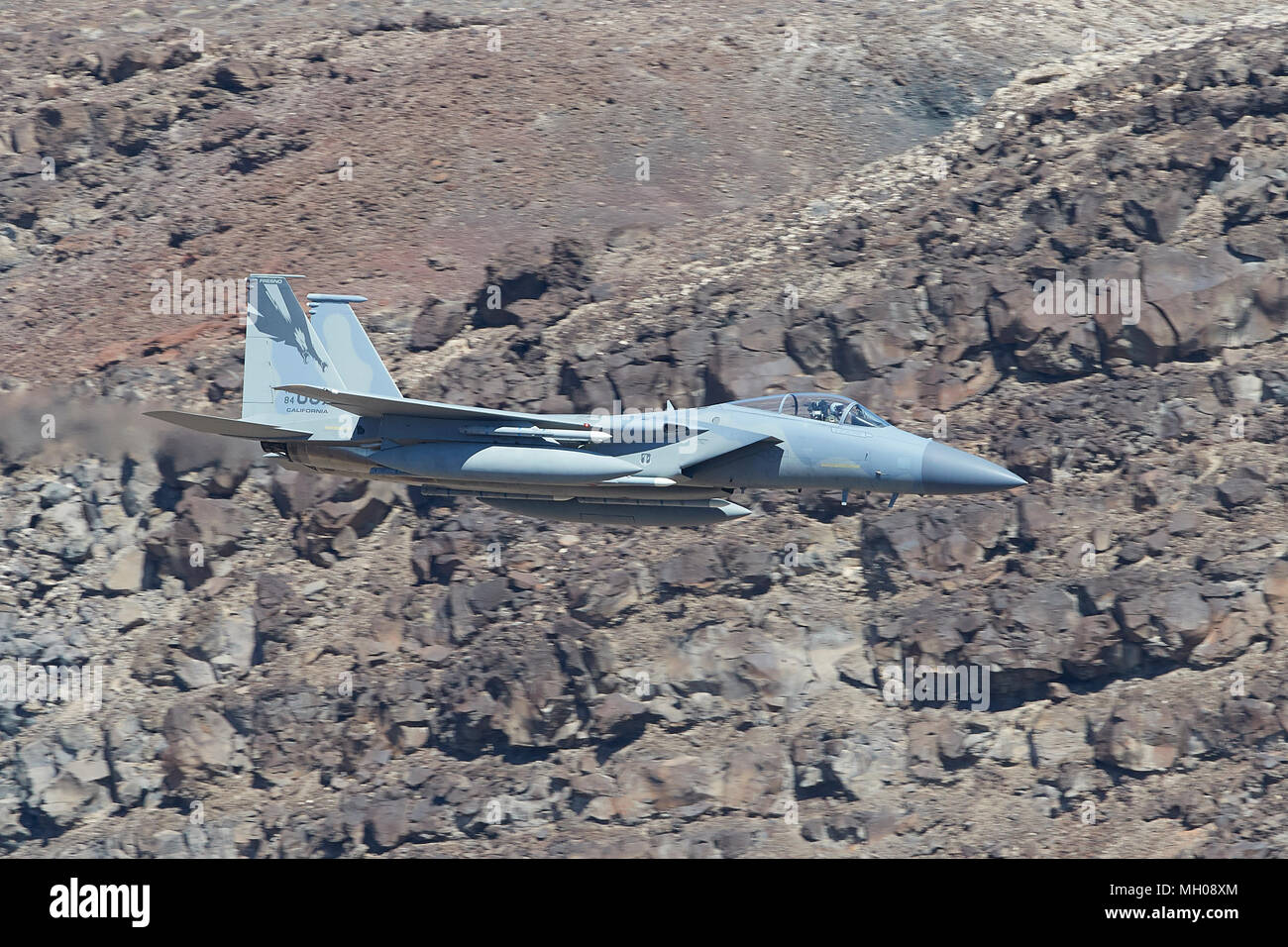 Nahaufnahme einer F-15C Eagle Jet Fighter des California Air National Guard, Fliegen auf niedrigem Niveau durch Rainbow Canyon, Kalifornien, USA. Stockfoto