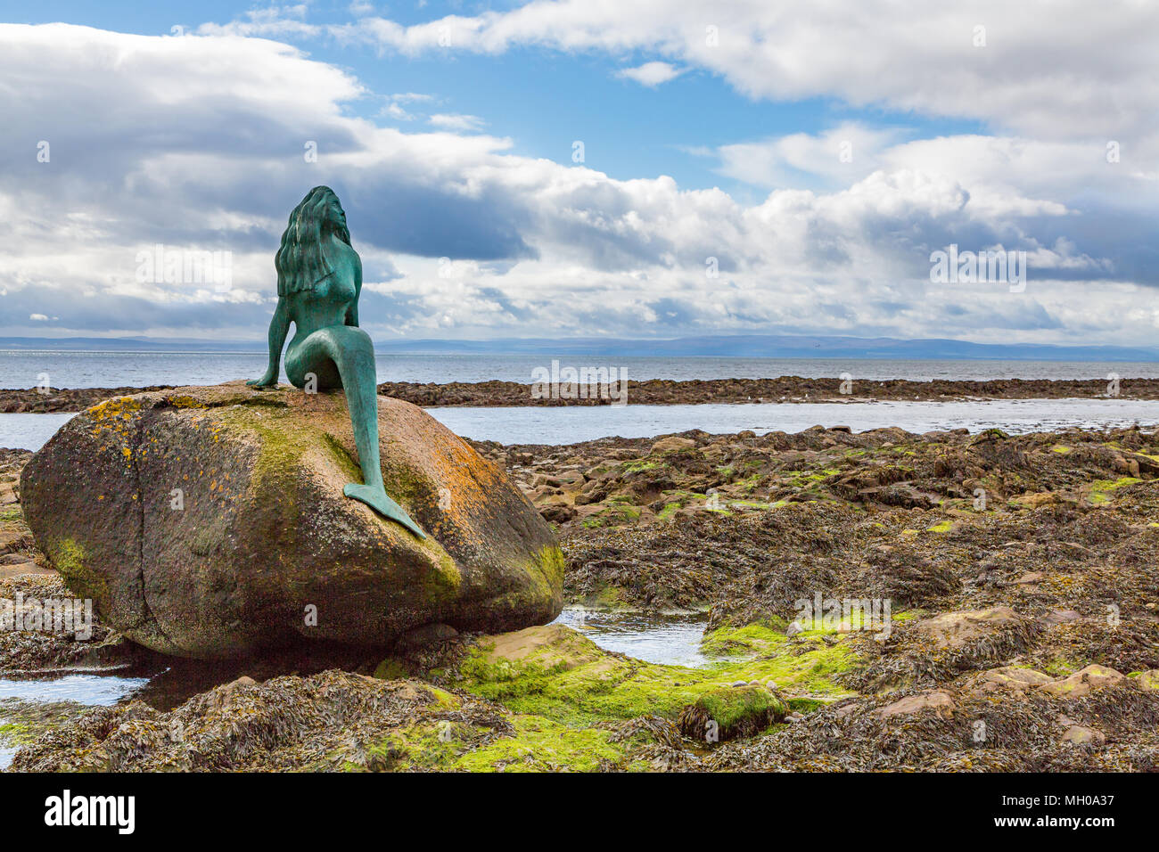 Mermaid des Nordens - Haunting Statue der Meerjungfrau sitzend auf den Felsen in der Nähe des kleinen Dorfes Balintore in den schottischen Highlands. Stockfoto