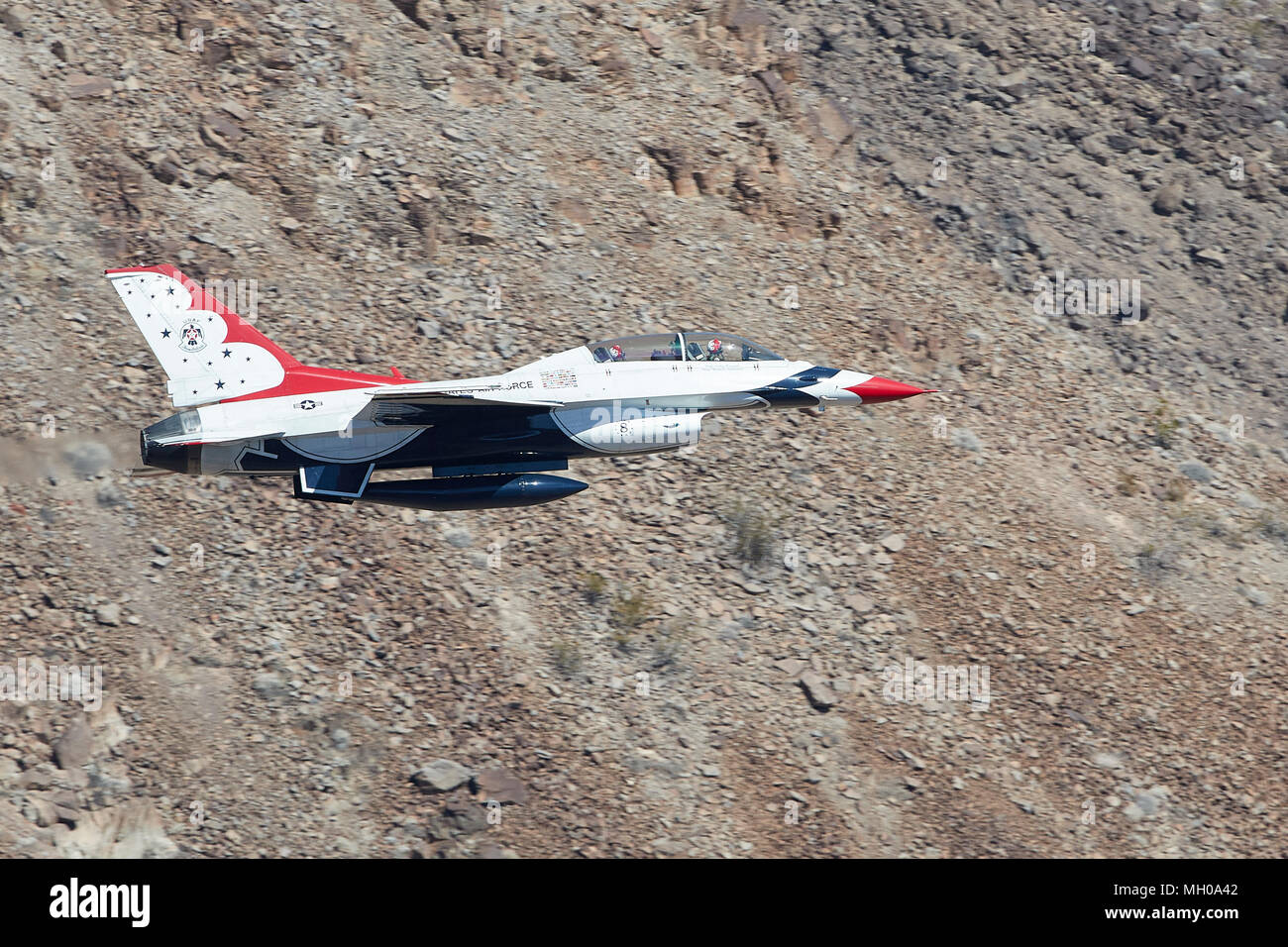 Profil anzeigen von einem Twin Seat US Air Force Lockheed Martin F-16D Fighting Falcon von der USAF 'Thunderbirds' Fliegen durch Rainbow Canyon, Kalifornien. Stockfoto