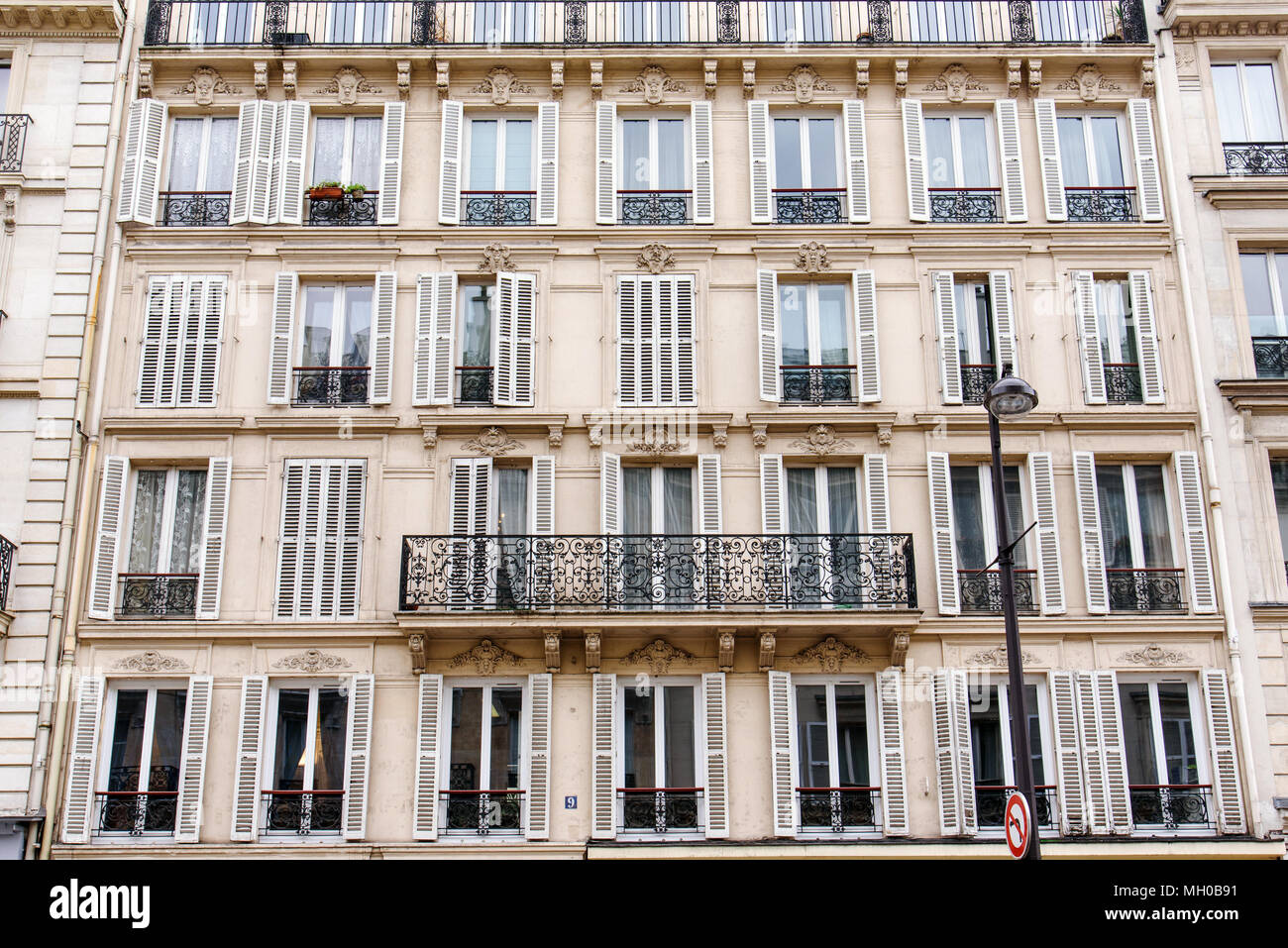 Paris Montmartre Fenster mit Fensterläden Stockfoto