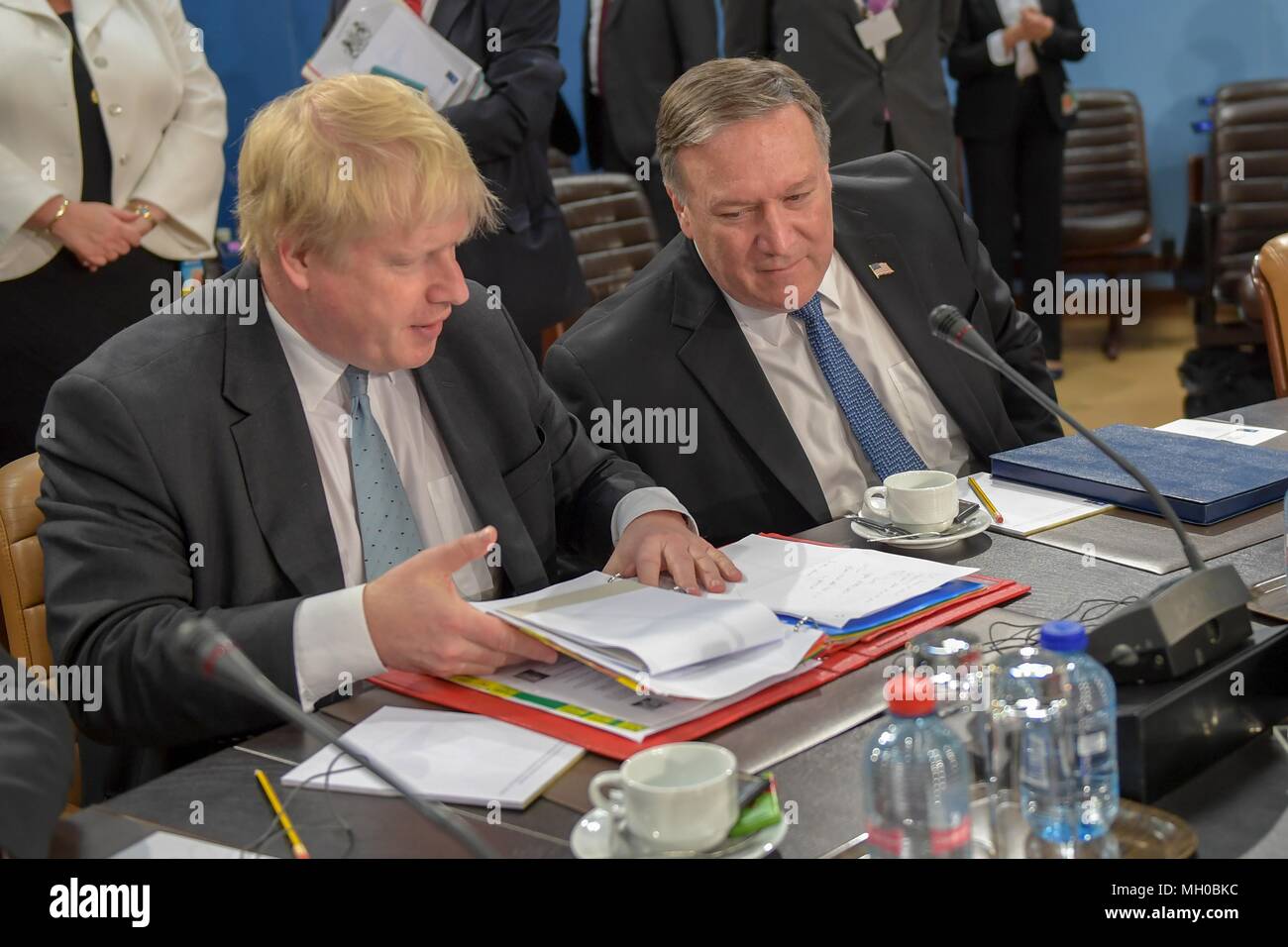 Us-Staatssekretär Mike Pompeo, rechts, und der britische Außenminister Boris Johnson während der NATO-ausländische Ministertagung im NATO-Hauptquartier am 27. April 2018 in Brüssel, Belgien. Stockfoto