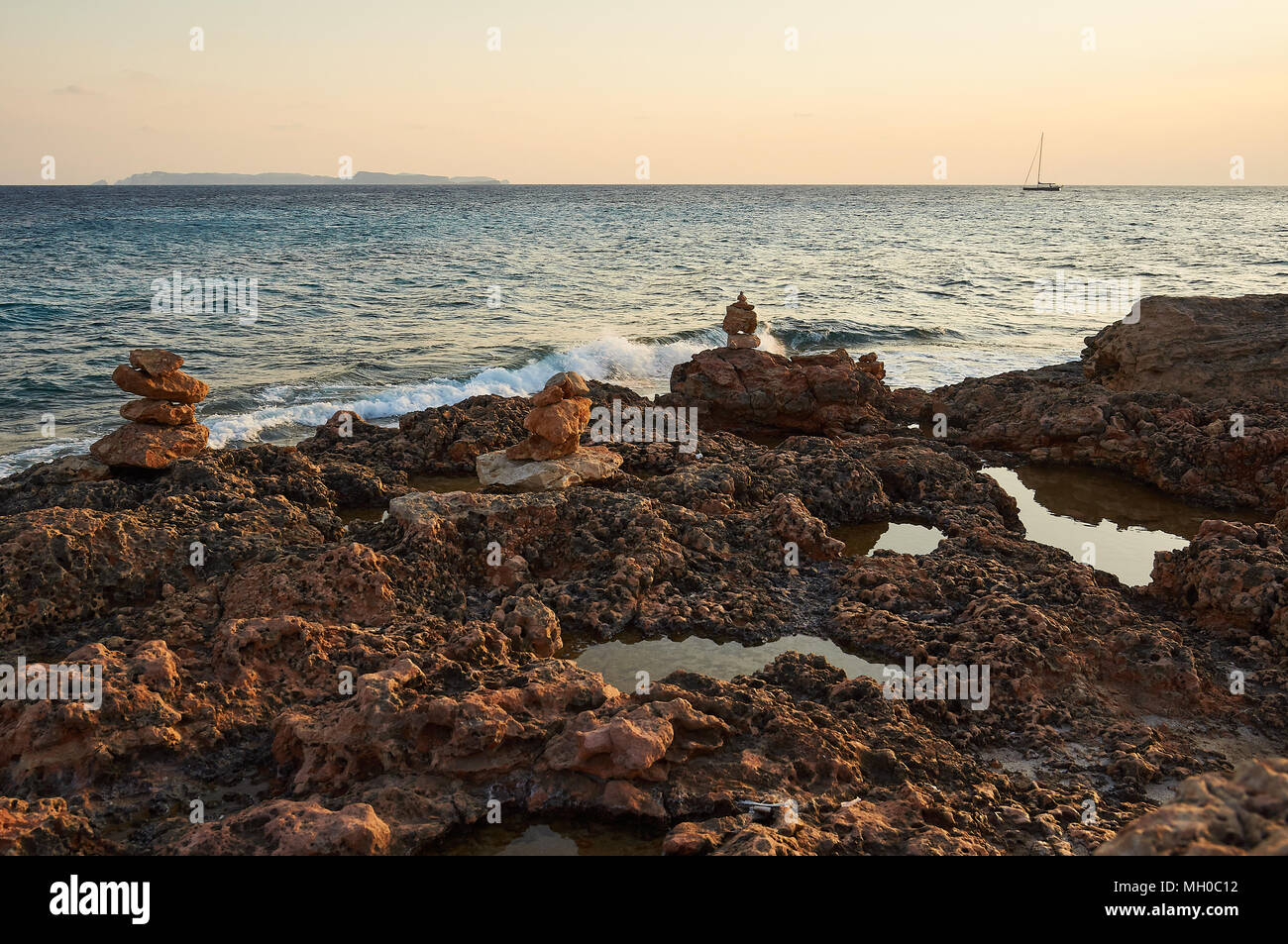 Panoramablick auf den Sonnenuntergang des Archipels von Cabrera und ein Segelschiff vom Kap Cap de Ses Salines (Mallorca, Balearen, Mittelmeer, Spanien) Stockfoto