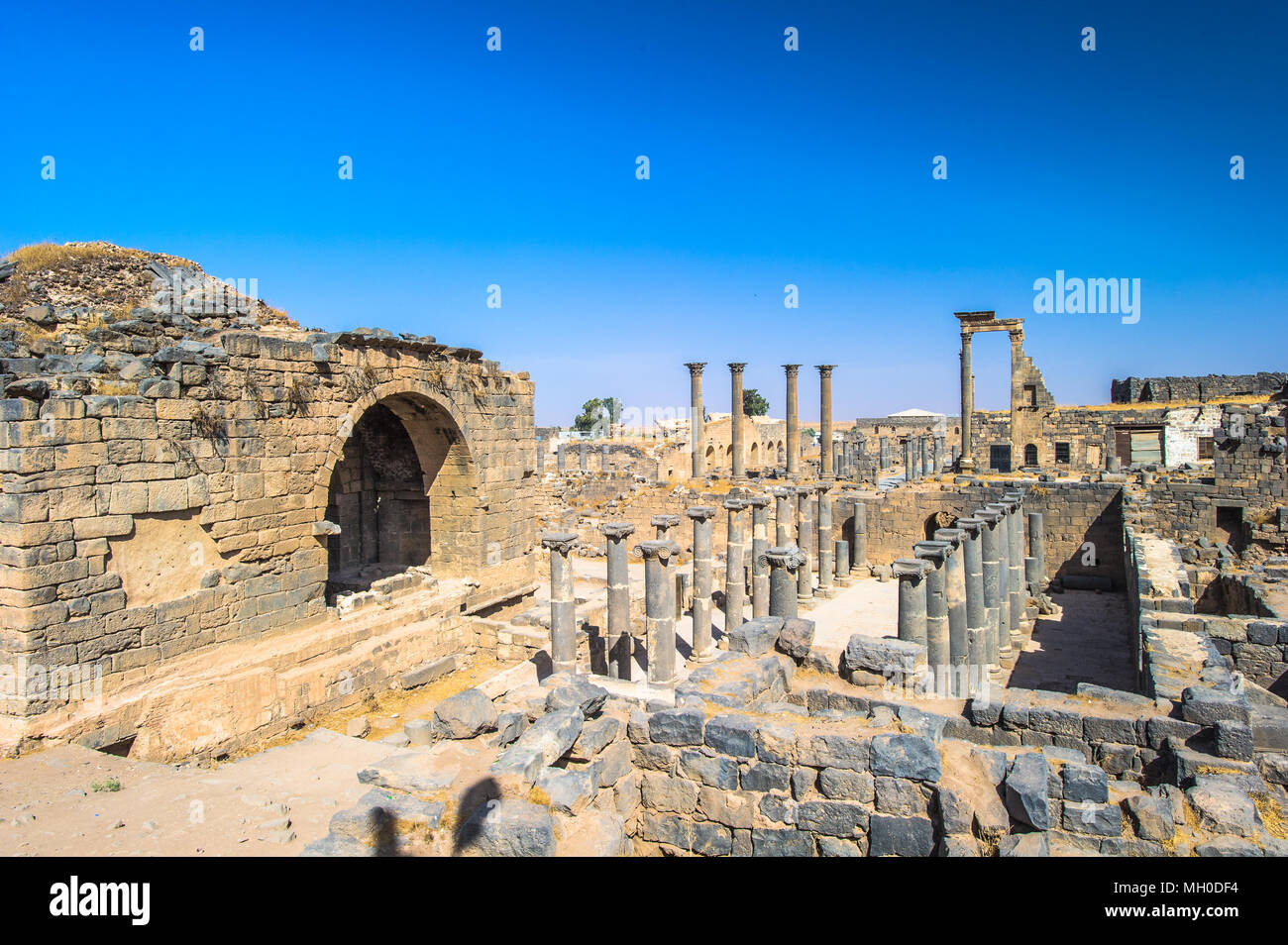 Römische Ruinen nördlich der Zitadelle. Stadt Bosra, Syrien. UNESCO-Welterbe Stockfoto