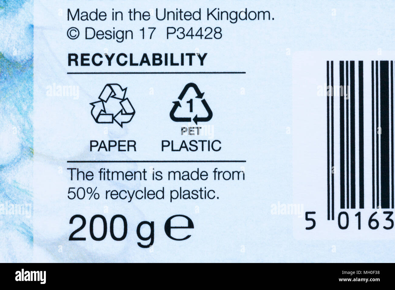 Recycling-Informationen auf der Verpackung – die Ausrüstung besteht zu 50 % aus recyceltem Kunststoff, hergestellt in Großbritannien – Entsorgung Recycling Recycling Recycling Logo-Symbol Stockfoto