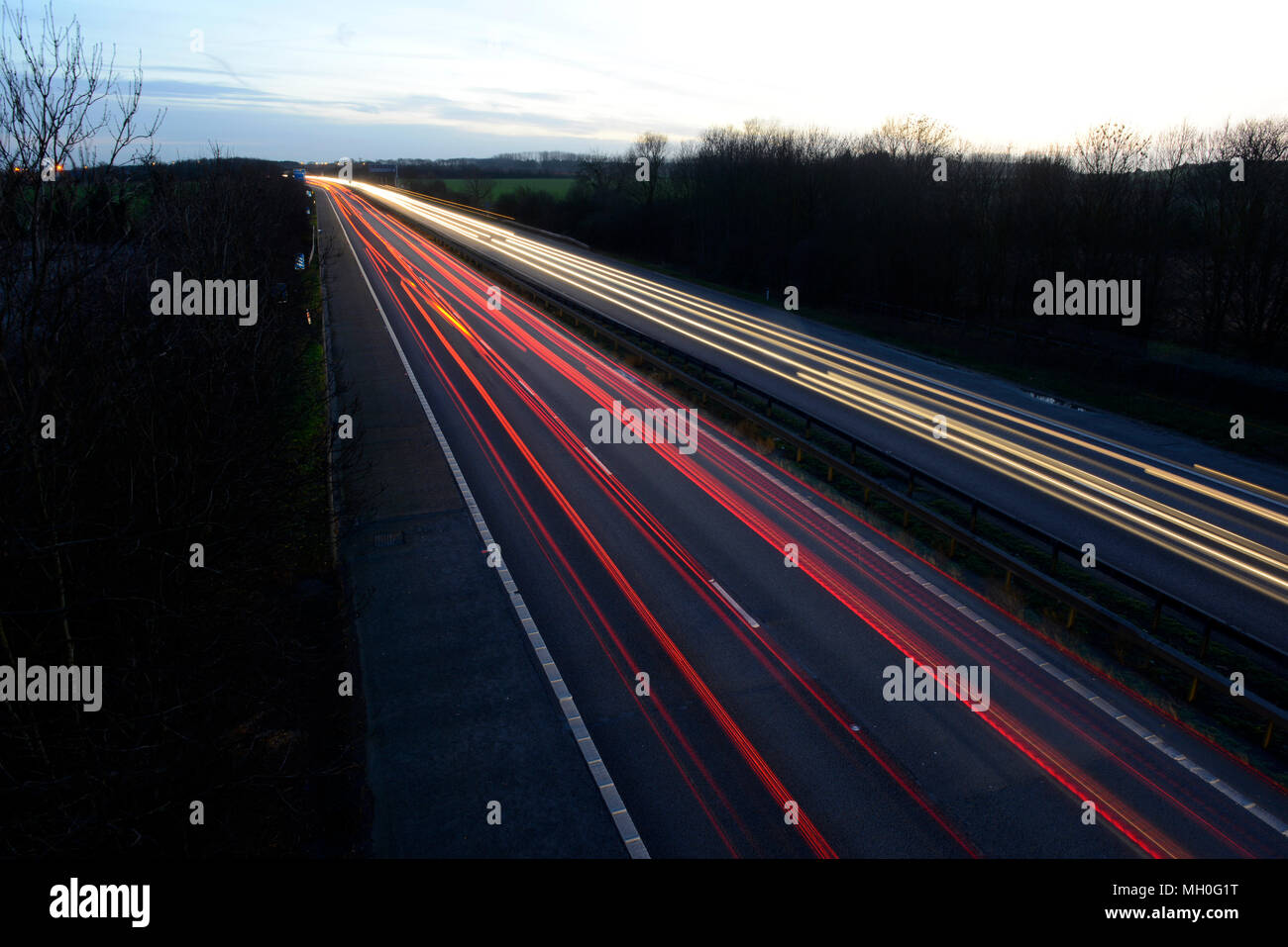 Weiß die Frontscheinwerfer sowie die roten Rückleuchten auf der Autobahn bei Nacht in Bewegung Stockfoto