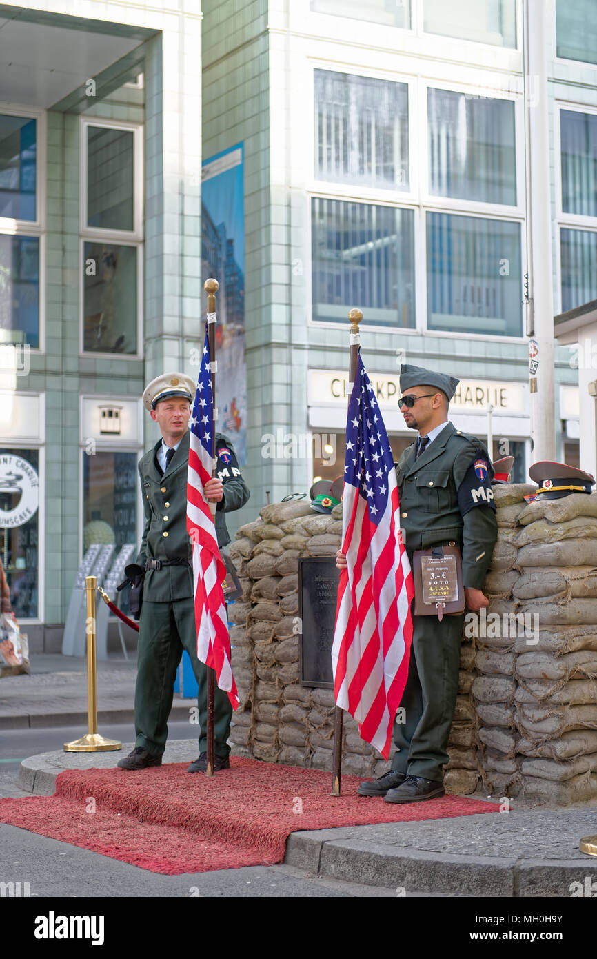 Während des 'Kalten Krieges' der Checkpoint Charlie war einer der bekanntesten Grenzübergänge in der Welt werden. Heutzutage ist es eine große Touristenattraktion in Stockfoto