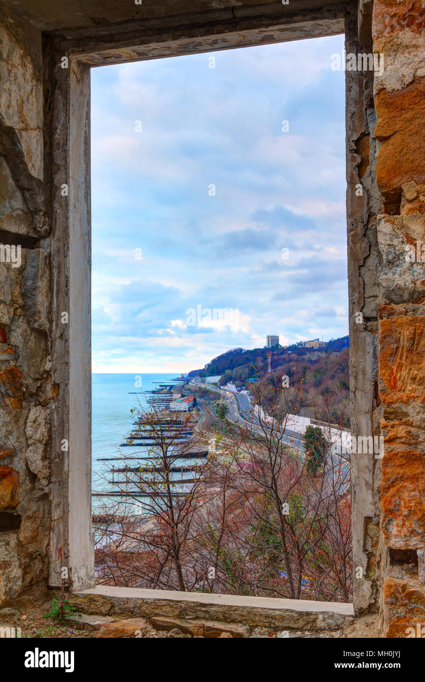 Blick auf das Meer vom Fenster des verlassenen alten Herrenhaus namens Datscha Kvitko in bewölkten Tag, Sochi, Russland Stockfoto