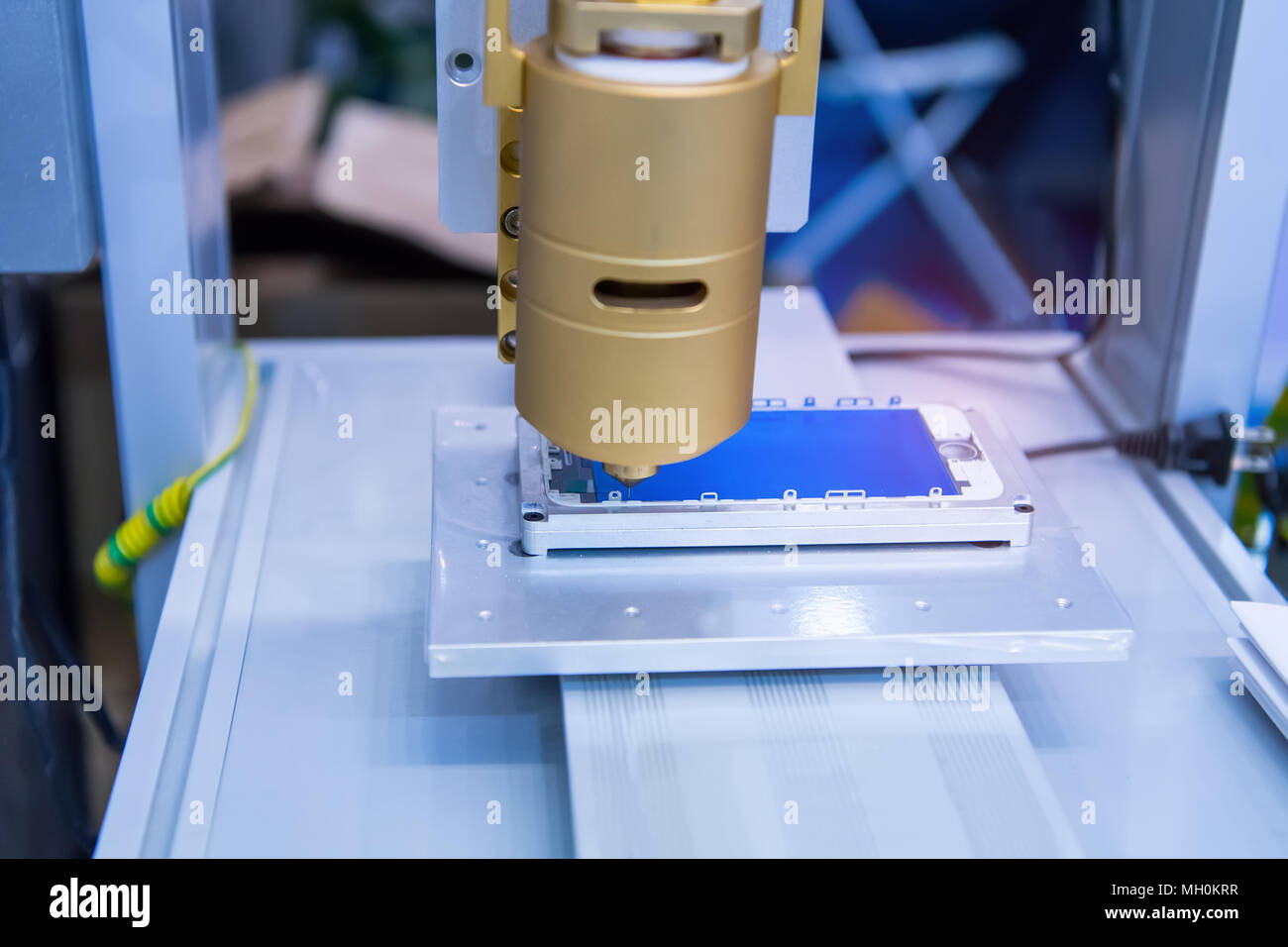 Roboter mit Kleber Spritze Injektion Stockfotografie - Alamy