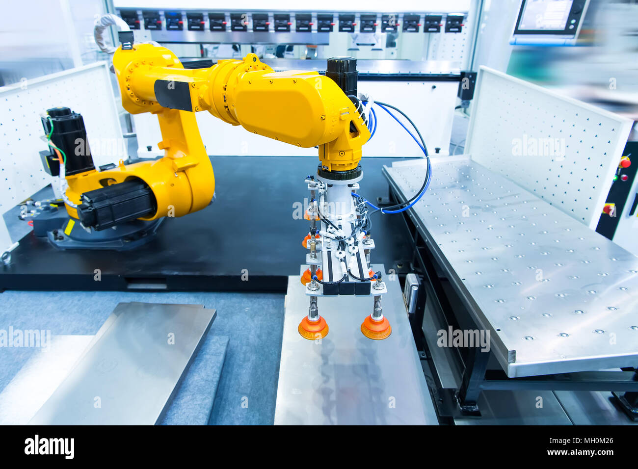 Roboter-Werkzeugmaschinen in industrieller Fertigung Anlage, Industrie 4.0 Konzept der Smart Factory. Stockfoto