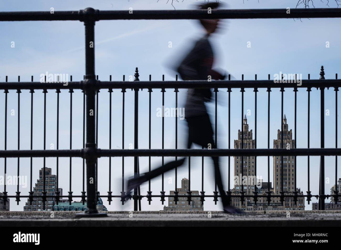 Ein Jogger im Central Park, New York City in den Vereinigten Staaten. Aus einer Reihe von Fotos in den Vereinigten Staaten. Foto Datum: Montag, 9. April 2018. Stockfoto