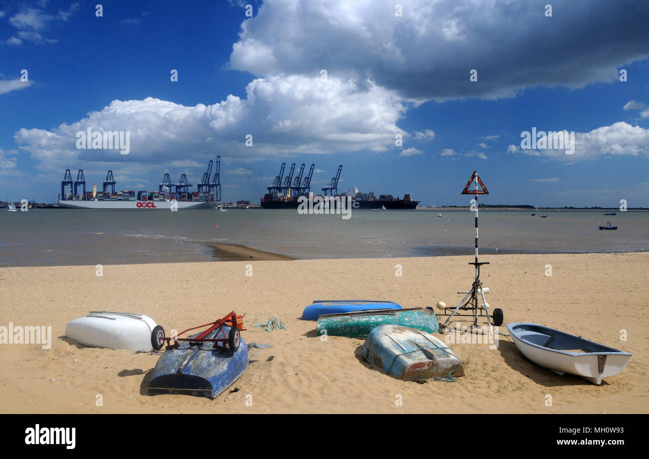 Containerschiffe laden in Felixstowe, vom Strand in Harwich, Essex, England Stockfoto