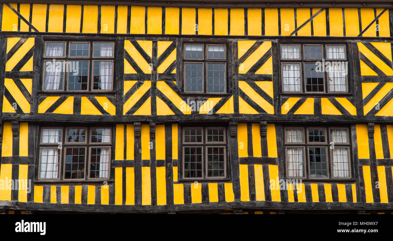 Viktorianische eiche Fachwerk, gelbes Gebäude mit Bleiverglasung. Ludlow Shropshire UK. April 2018 Stockfoto