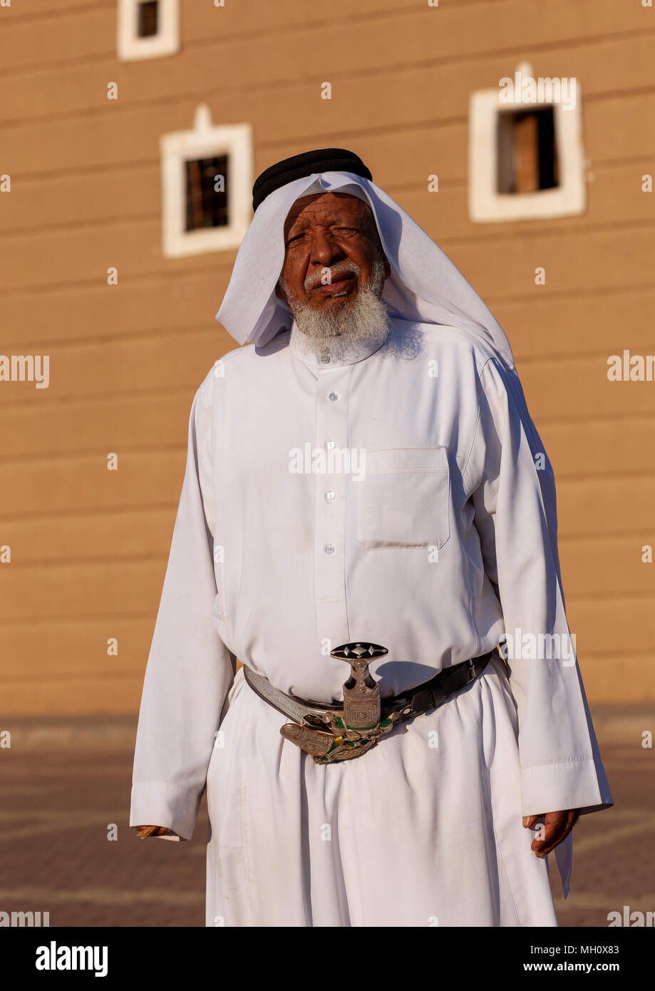 Alte saudi Mann in traditioneller Kleidung und das Tragen eines jambyia,  Najran Provinz Najran, Saudi-Arabien Stockfotografie - Alamy