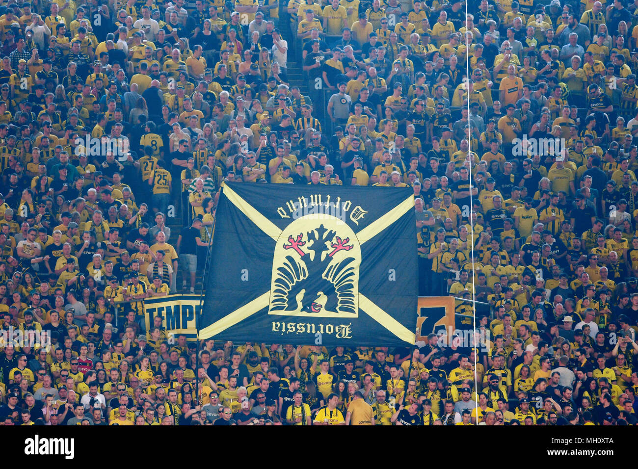 Signal-Iduna-Arena Dortmund Deutschland 21.4.2018, 1.Liga, Bundesliga Saison 2017/18 Spieltag 31, Borussia Dortmund (BVB) vs Bayer 04 Leverkusen------- Dortmund Unterstützer präsentieren ein club Flagge auf den Kopf, ihre Unzufriedenheit zum Ausdruck zu bringen Stockfoto