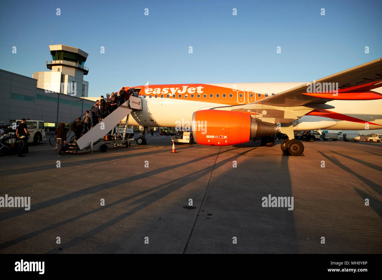 Die Fluggäste easyjet Flugzeug über die vorderen Stufen am Flughafen Bristol England Großbritannien Stockfoto