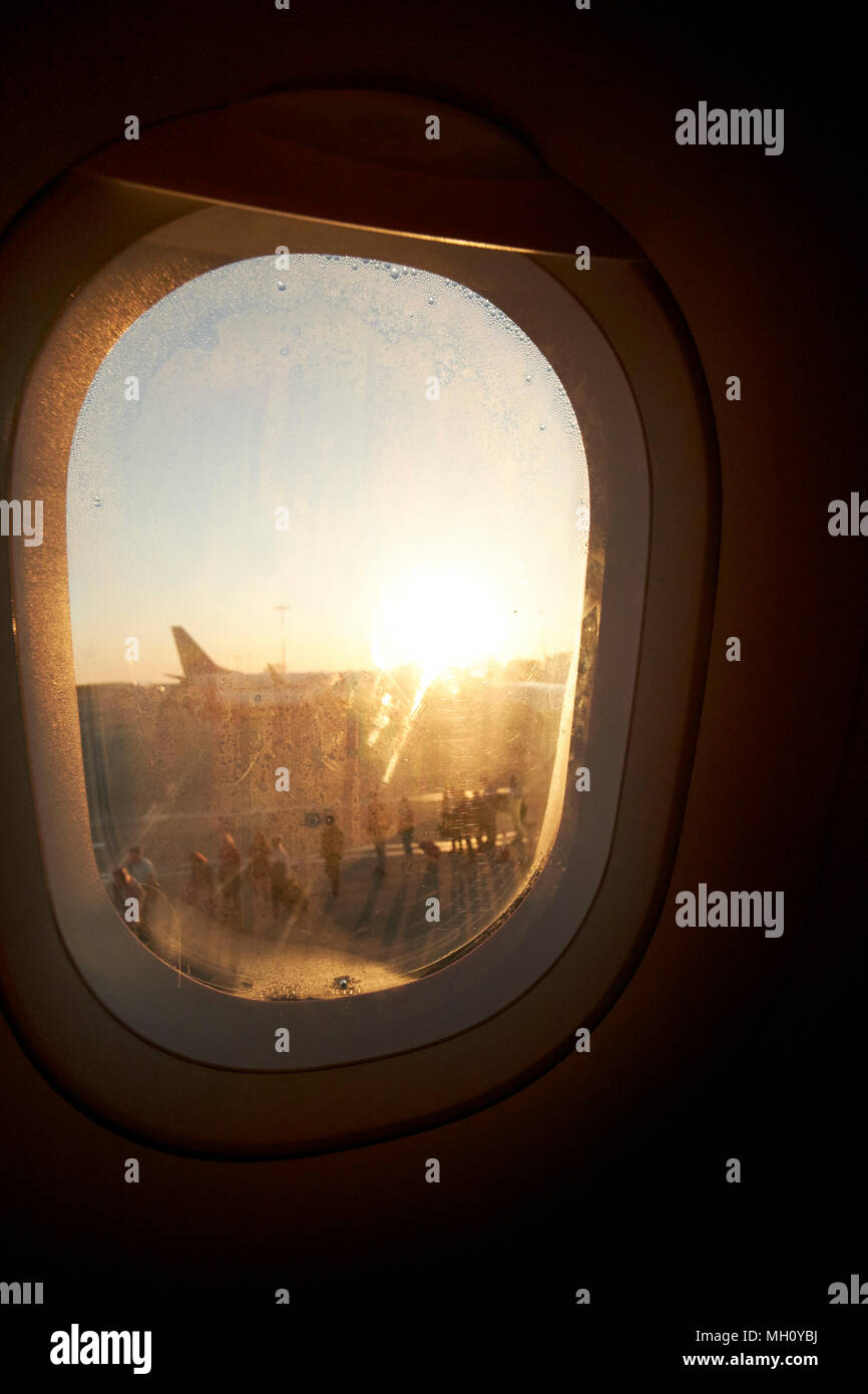 Blick aus dem Flugzeug Fenster als Fluggäste easyjet Flugzeug über den hinteren Schritte an den Flughafen Bristol bei Sonnenuntergang England Großbritannien Stockfoto