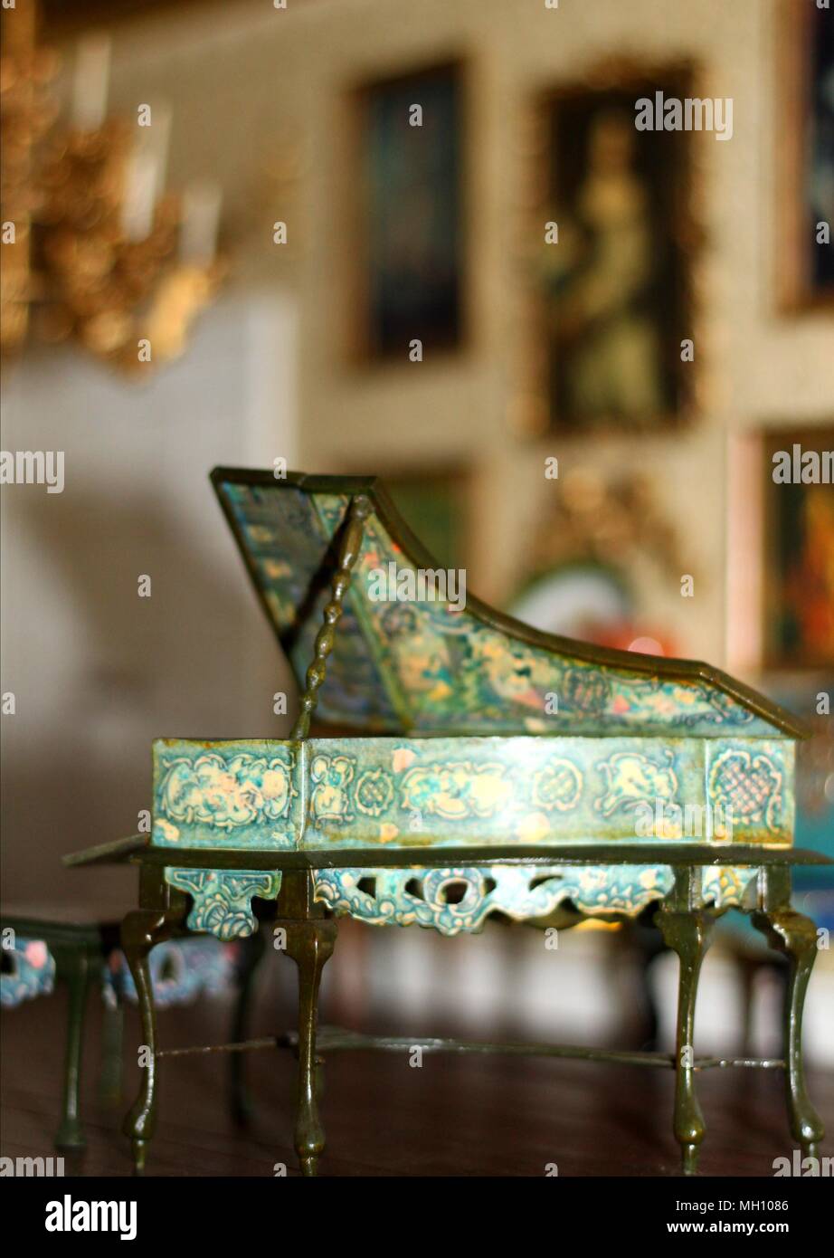 Klavier mittelbraun mit Deckel Puppenstube Miniatur 