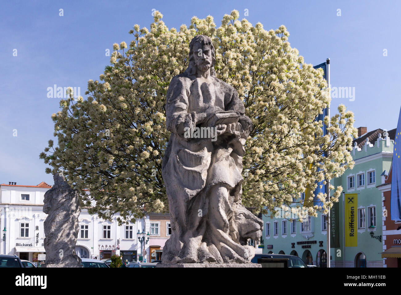 Eine Statue des Evangelisten Markus sein Evangelium und ein Löwe, einer der vier Evangelisten statuen in den wichtigsten Langenlois' Square (kornplatz), Niederösterreich Stockfoto