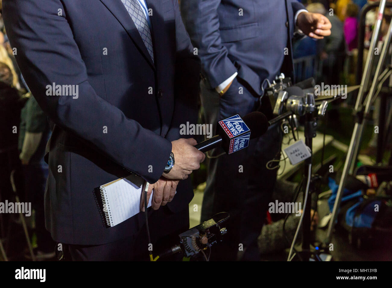 Washington Township, Michigan USA, eine Fox News Reporter wartet von einem Präsident Donald Trump Kundgebung in Macomb County, Michigan zu übertragen. Stockfoto