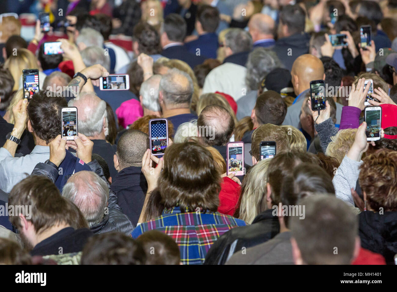Washington Township, Michigan - Menschen Aufnahme auf ihren Handys zu einem Präsident Donald Trump Kundgebung in Macomb County, Michigan. Stockfoto
