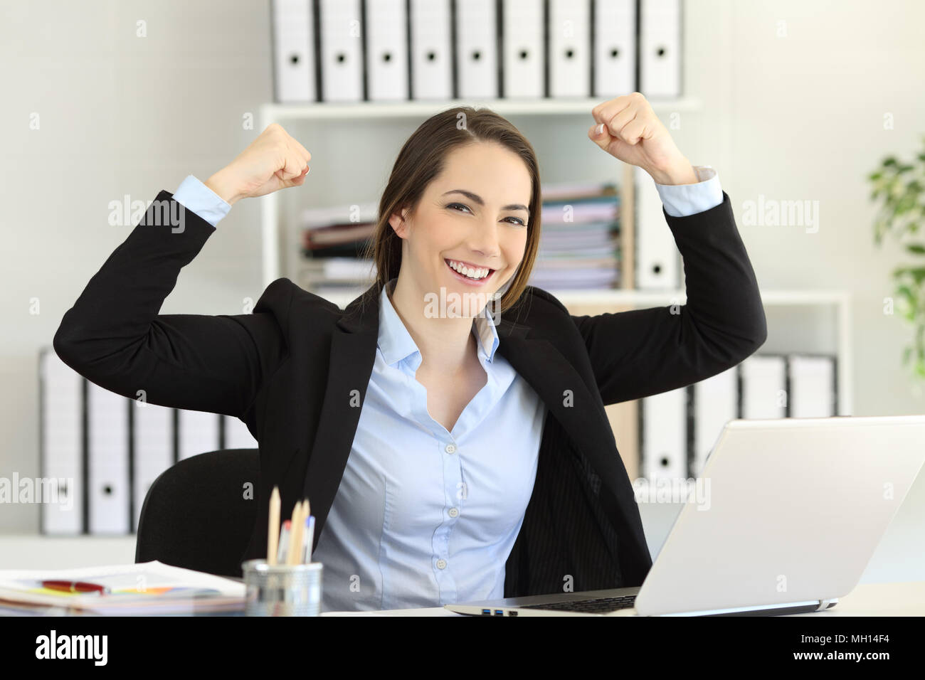 Motiviert starke und selbstbewusste Geschäftsfrau, die an der Kamera im Büro suchen Stockfoto
