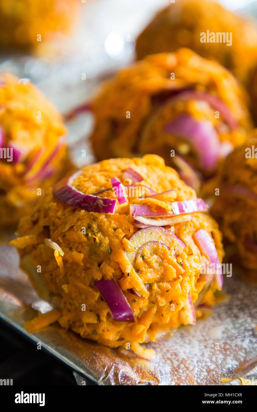 Syn kostenlose raw Zwiebel Bhajis gemacht mit roten Zwiebeln und Kartoffel Stockfoto
