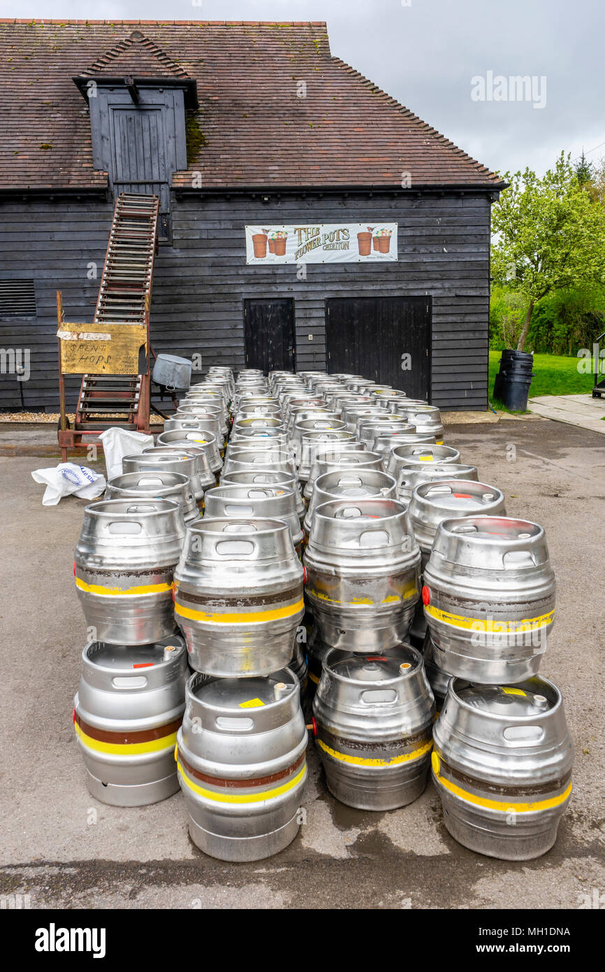 Zeilen aus Aluminium Bierfässer außerhalb der Blumentöpfe Brauerei im Hampshire Dorf Cheriton 2018, England, Großbritannien Stockfoto