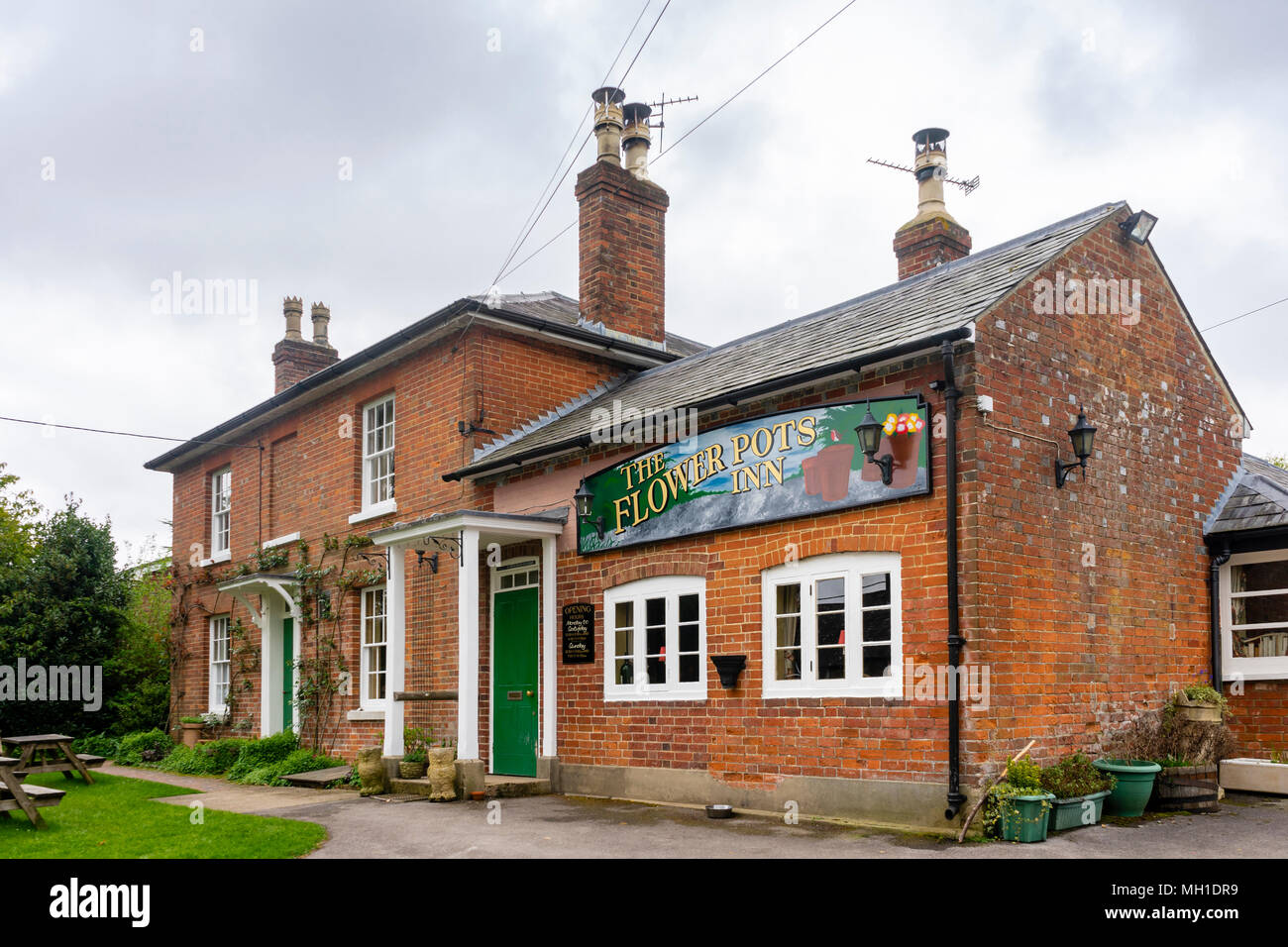 Die Blumentöpfe Inn Pub im Dorf Cheriton in der Landschaft von Hampshire, England, Großbritannien Stockfoto