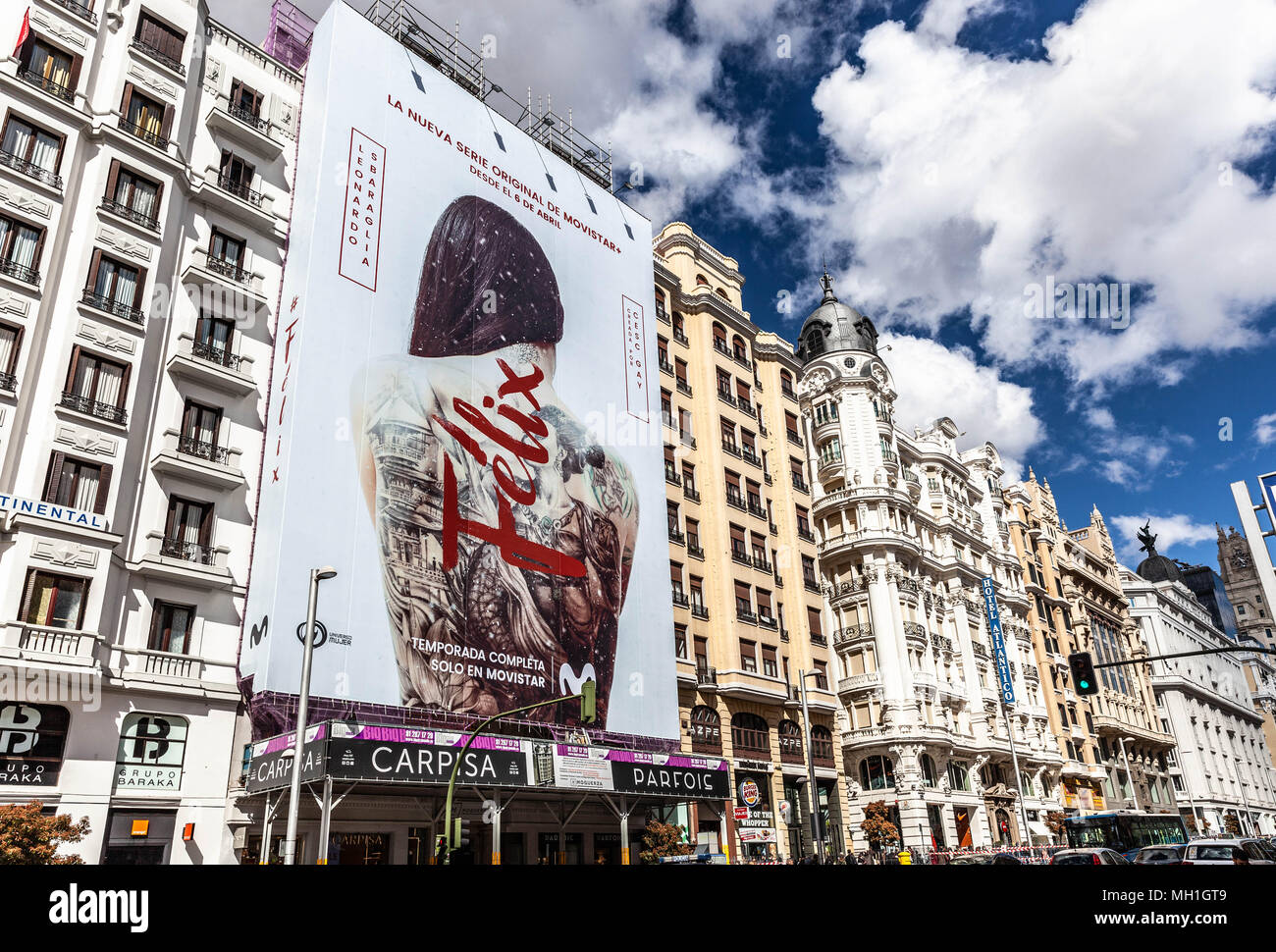 Riesige Plakatwand, die das Gerüst an einer Gebäudefront bedeckt, Gran Via, Madrid, Spanien. Stockfoto