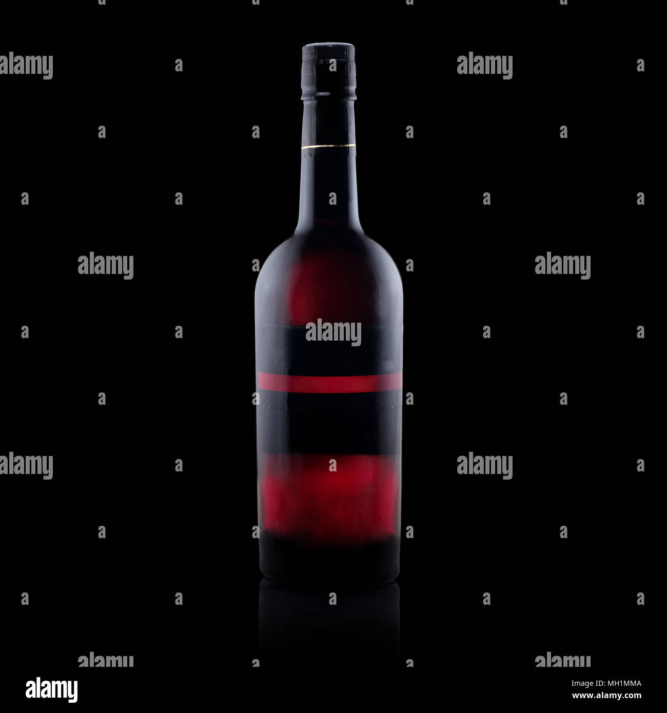 Rotwein Flasche mit Red Label Line strip, generische und elegant, auf schwarzem Hintergrund Stockfoto