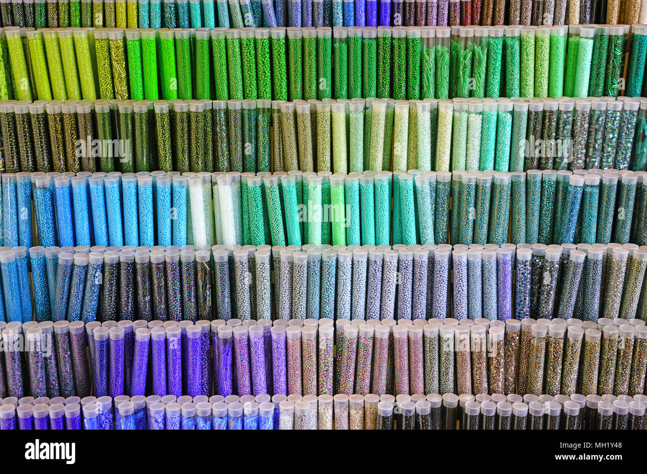 Anzeige von Röhren mit bunten Glasperlen in einem Kunst- und Handwerk zu speichern Stockfoto