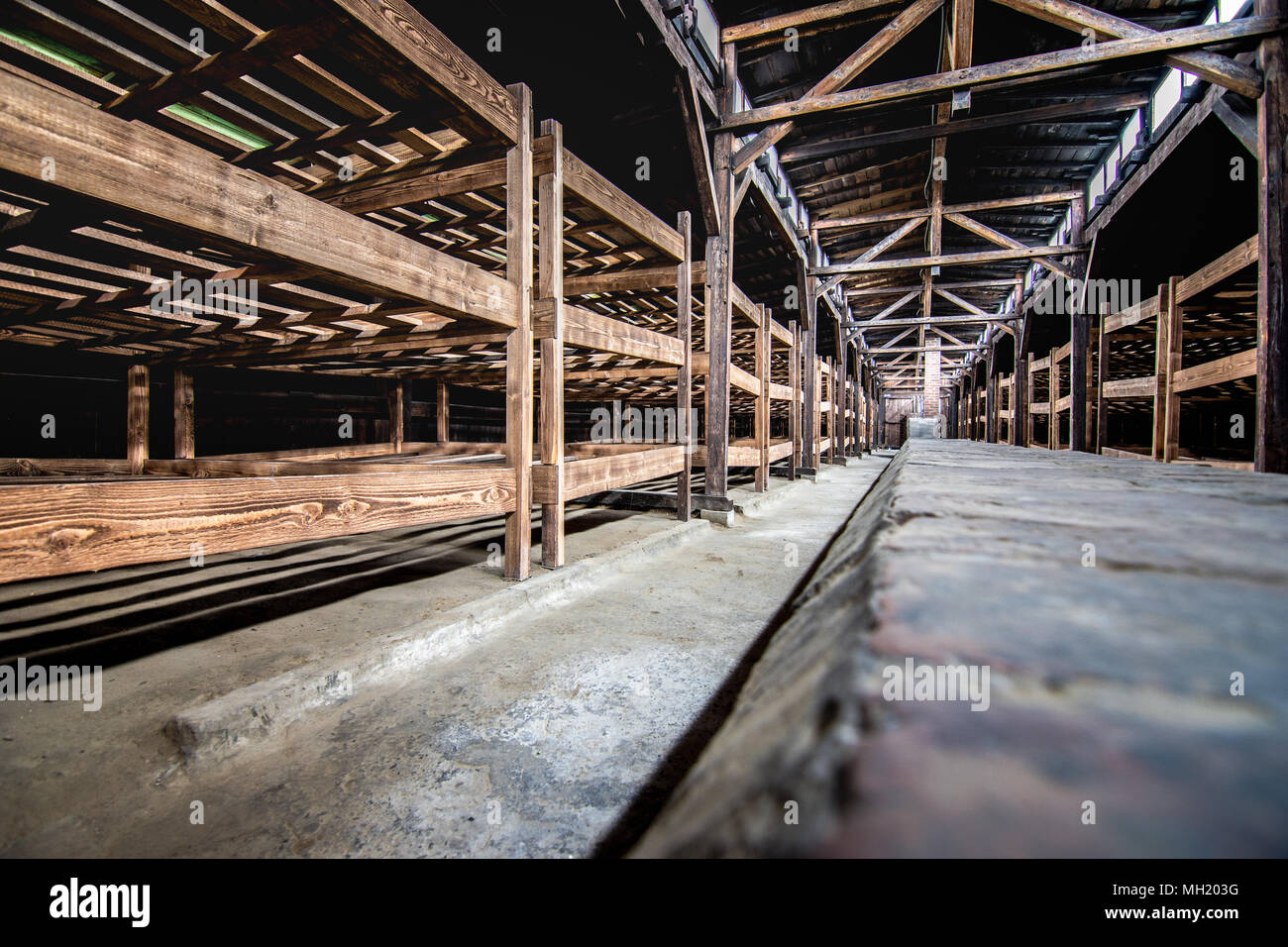 Das Innere der Baracke Gebäude, die zeigen, wie die Gefangenen in Etagenbetten und gemeinsame Toiletten im Konzentrationslager Auschwitz-Birkenau untergebracht waren, Stockfoto