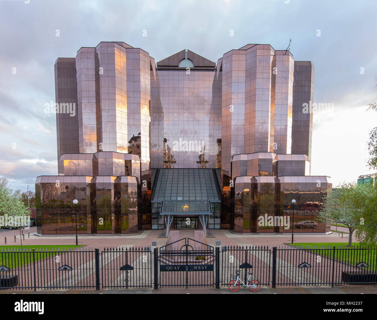 Quay West: eine kupferfarbene reflektierendem Glas Büro Gebäude auf der Südseite des Greater Manchester Ship Canal in Salford Quays, Trafford, Tolle Stockfoto