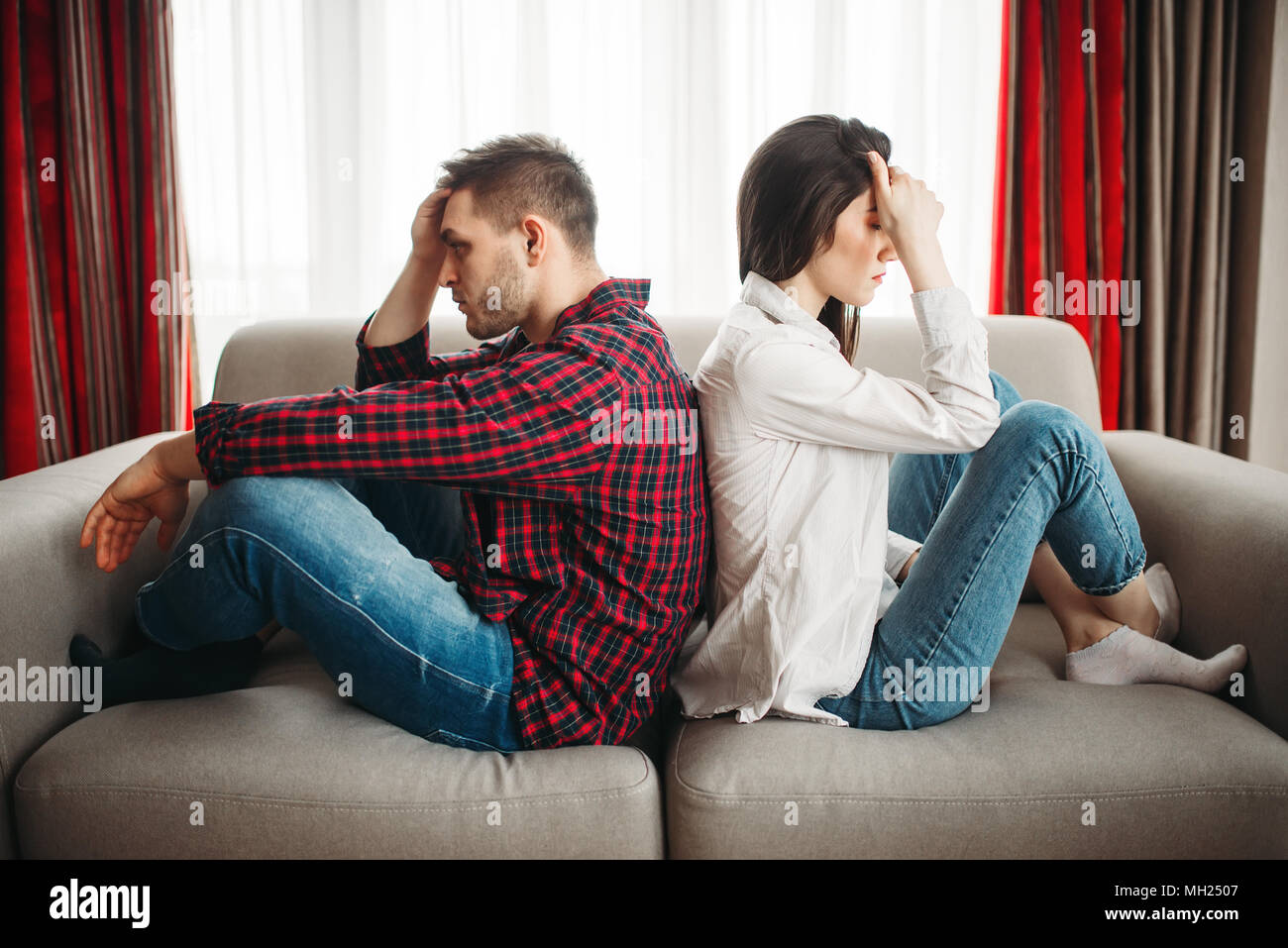 Paar zurück sitzen auf der Couch zurück, Streit Stockfoto