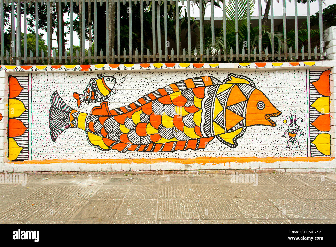 Der Universität von Dhaka Bildende Kunst (FFA) Student Farben ihres Instituts an der Wand kommenden Bengali Neues Jahr 1425 in Dhaka, Bangladesch zu feiern. Stockfoto