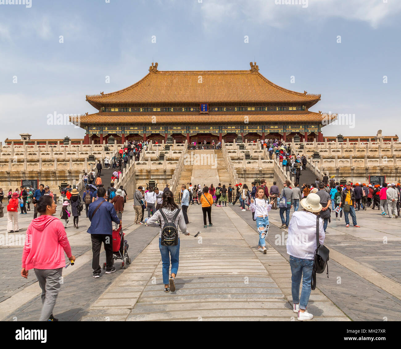 Touristen Kreuz den Innenhof und die Schritte, die der Pavillon der Höchsten Harmonie, Verbotene Stadt, Beijing, China klettern. Stockfoto