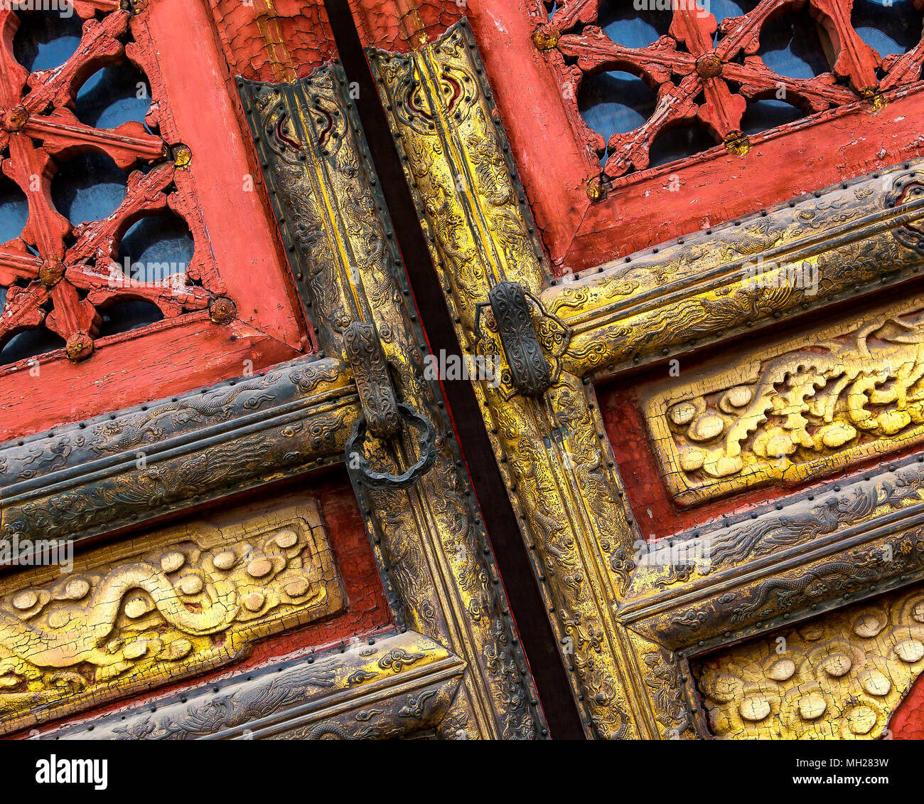 Detail einer aufwändig gestalteten Gold und Rot alten Chinesischen Türen an der Verbotenen Stadt, Peking, China gefunden. Stockfoto