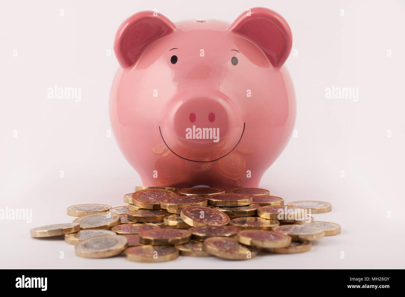 Piggy band und einen Haufen neue (Post 2016) Pound Münzen Stockfoto