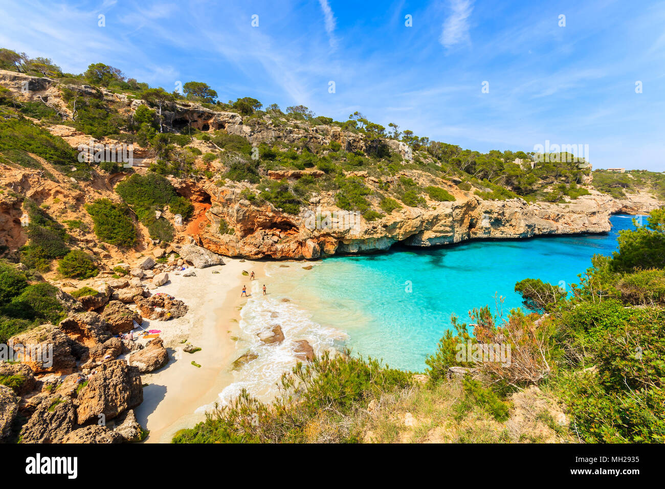 Nicht identifizierte Personen spielen am Strand, Cala des Moro, Insel Mallorca, Spanien Stockfoto