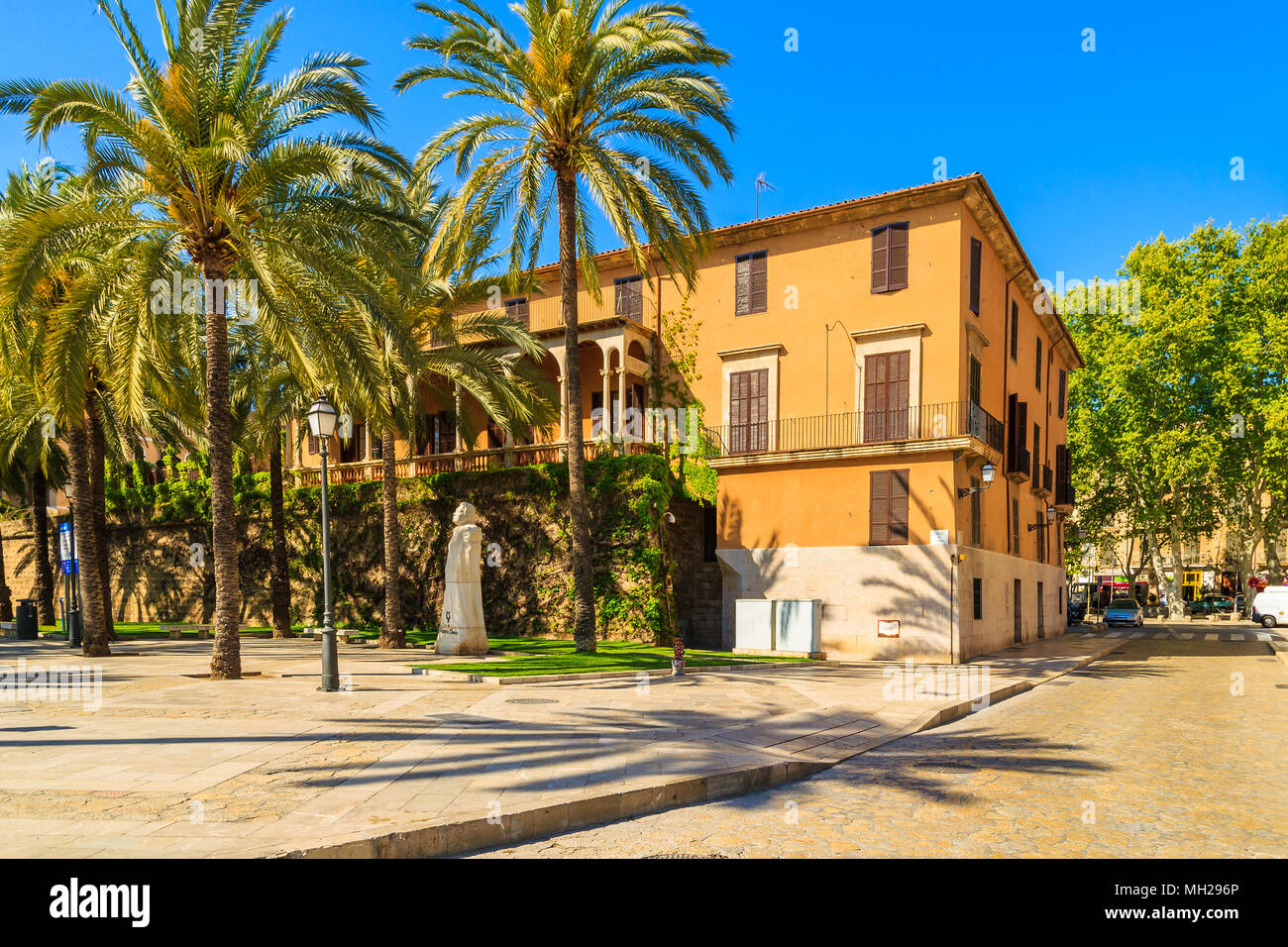 Insel Mallorca, SPANIEN - 13 Apr, 2013: Bunte historische Gebäude in der Altstadt von Palma de Mallorca, der Hauptstadt der Insel, sehr beliebten touristischen Destina Stockfoto