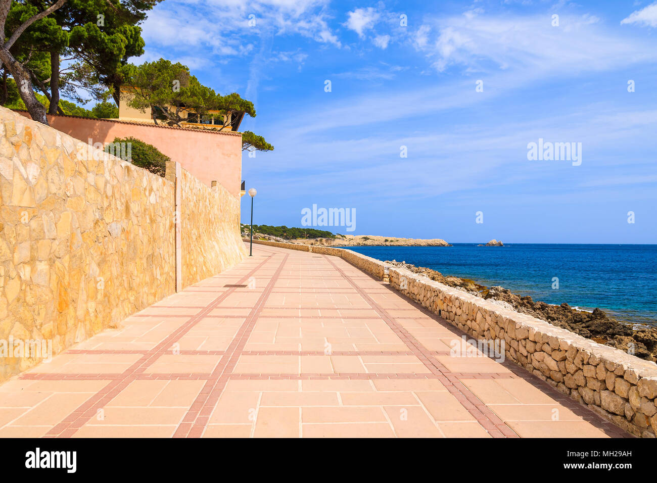 Uferpromenade von Cala Gat Strand, Insel Mallorca, Spanien Stockfoto
